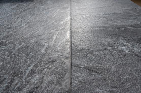 Vasakul "corduroy" ja paremal tavaline harjatud pind Vasakul